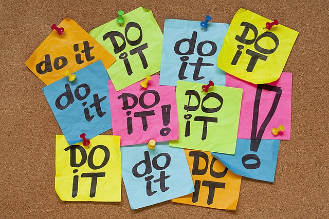 Post-It-Notes saying, Do It!
